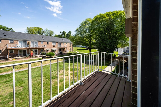 Balcony - 3.5 Room, 1 Bed, 1 Bath