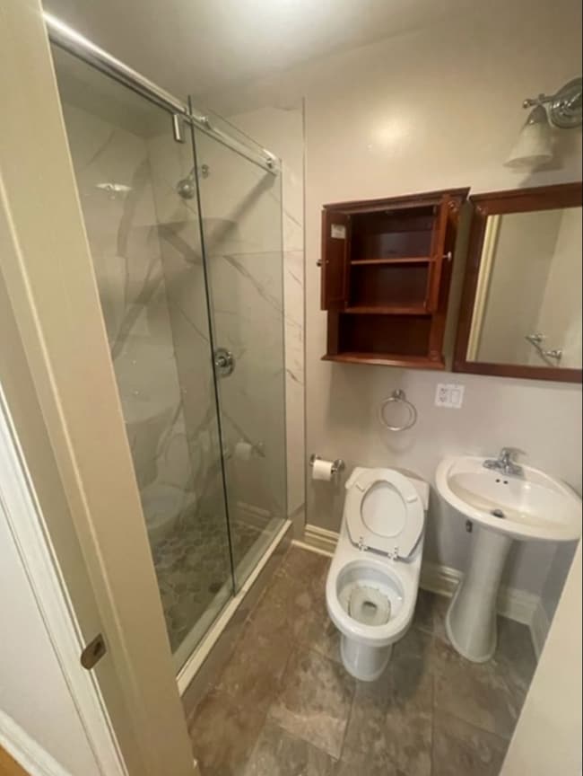 En suite bathroom - 3925 W Altgeld St Unit 1