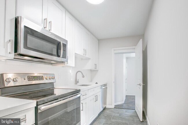 Building Photo - 257 Newcomb St SE Unit 3 Rental