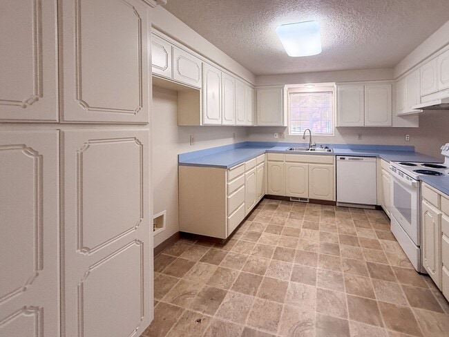 Photo - 3200 Lorian Ln SE