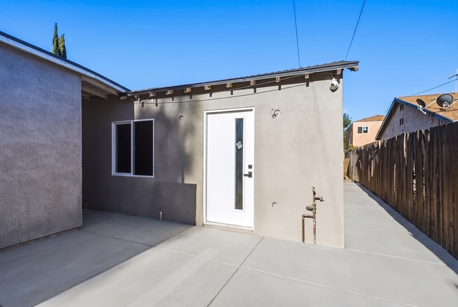 6844 Yolanda Ave