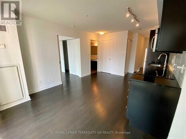 Photo - 126 Simcoe St Unit 613