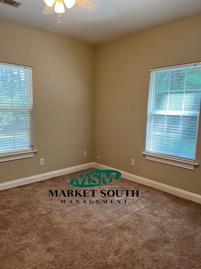 **APPLICATION PENDING!**Upgraded Duplex in... House House Rental in