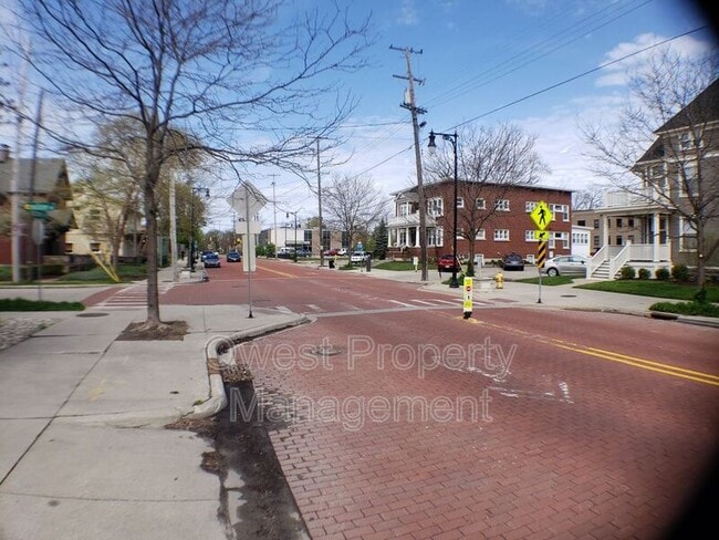 Photo - 900 Cherry St SE