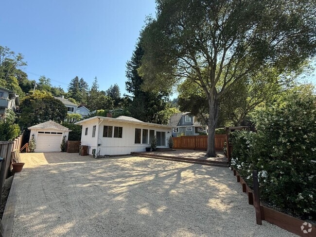 Building Photo - CHARMING THREE BEDROOM ONE AND HALF BATH H... Rental
