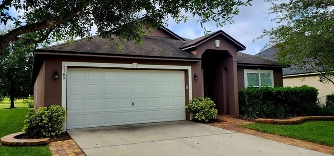 Building Photo - Serene Home on golf Course with Large Screened Patio