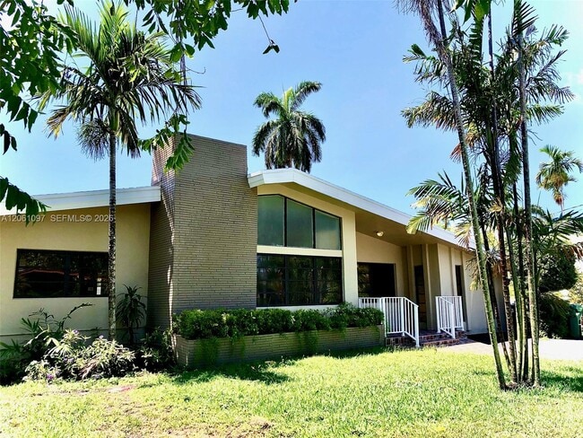 Building Photo - 2560 NE 200th St