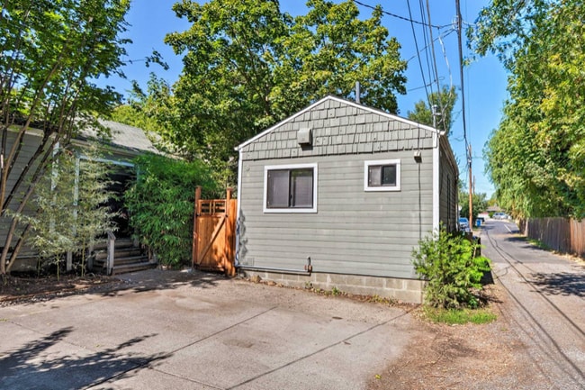 Photo - 673 Siskiyou Blvd