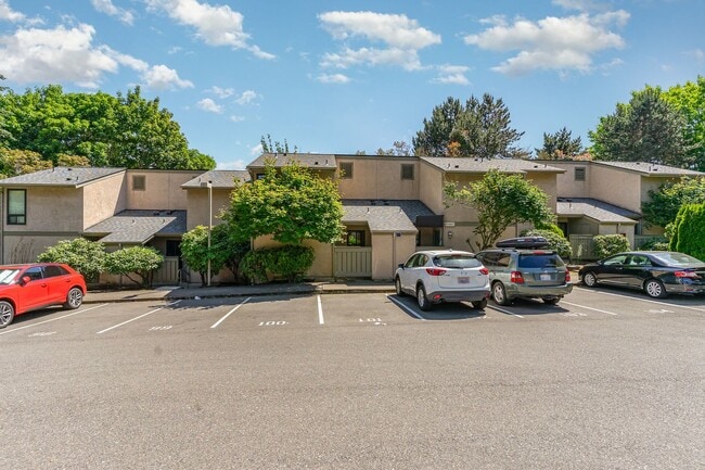 Modern 2-Bedroom Townhouse-Style Condo wit... - Modern 2-Bedroom Townhouse-Style Condo wit...