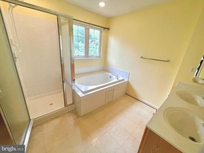 Photo - 6101 Newport Terrace