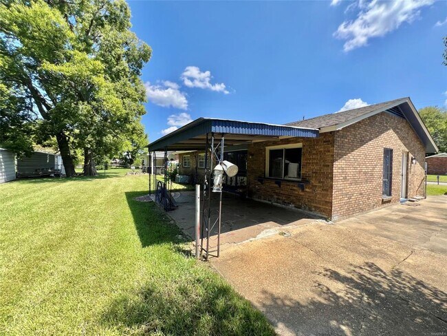 Photo - 307 Daman Dr