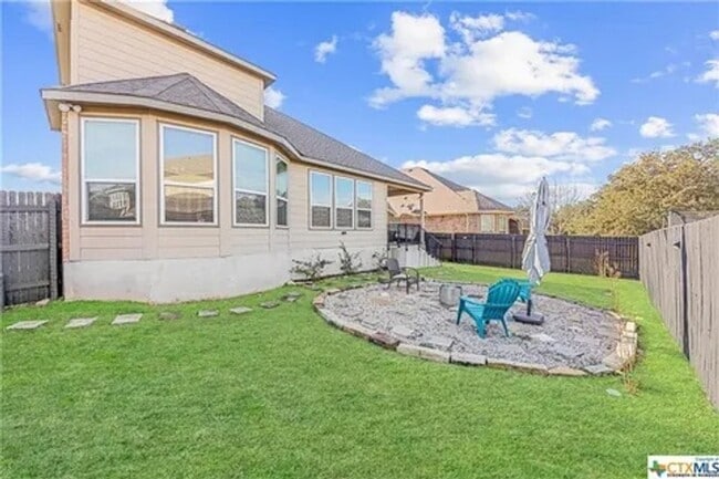 Photo - 807 Old World Dr