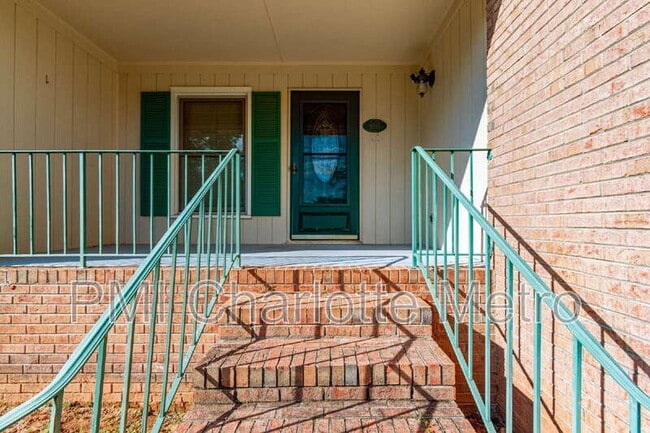 Photo - 8615 Beechbrooke Rd