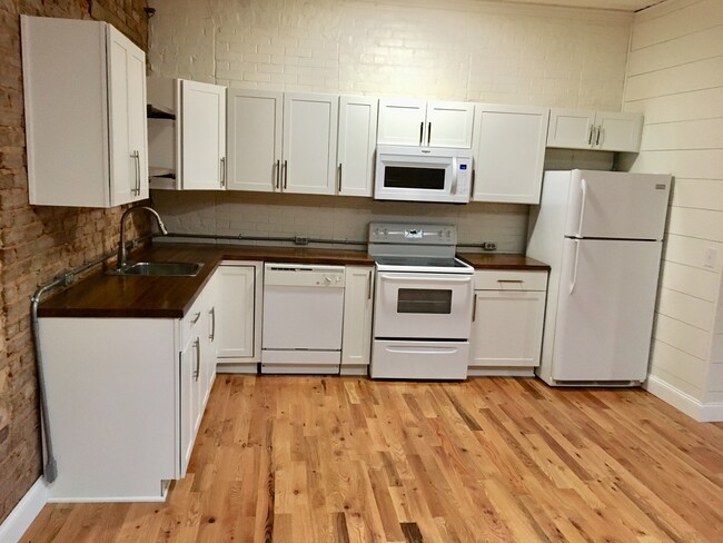 Updated kitchen, above range microwave, dishwasher, refrigerator, butcher block countertops - 100 1/2 S Pendleton St Apartamentos