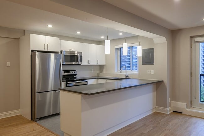 Building Photo - 3421 Rue Drummond Unit 98