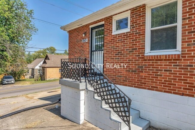 Building Photo - 1910 Riverside Dr Unit B Rental
