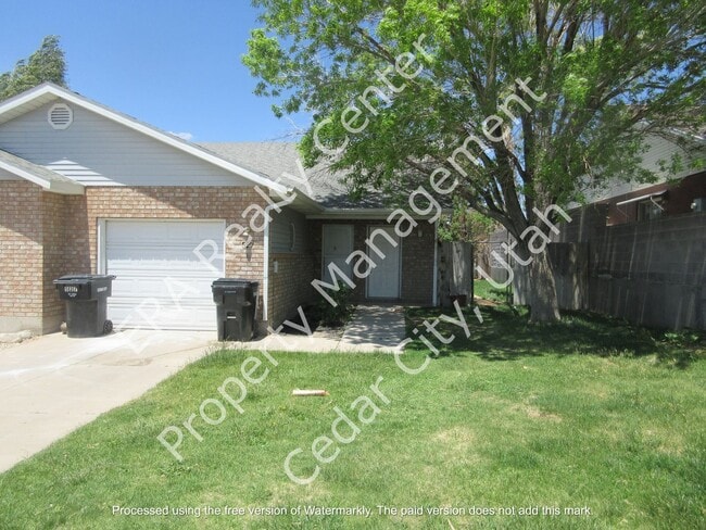 Building Photo - **Move-In Bonus!** 3 bed, 2 bath Twin Home