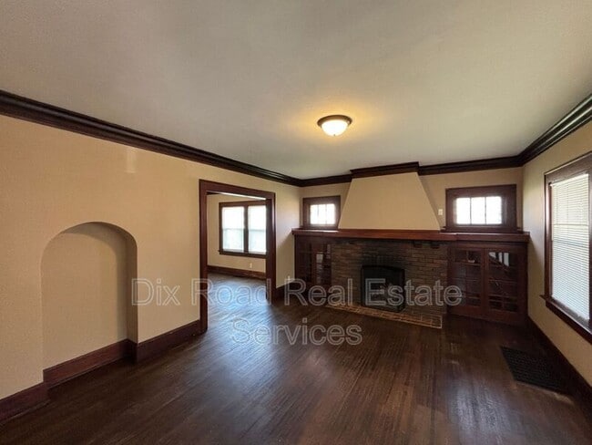 Photo - 307 N E St