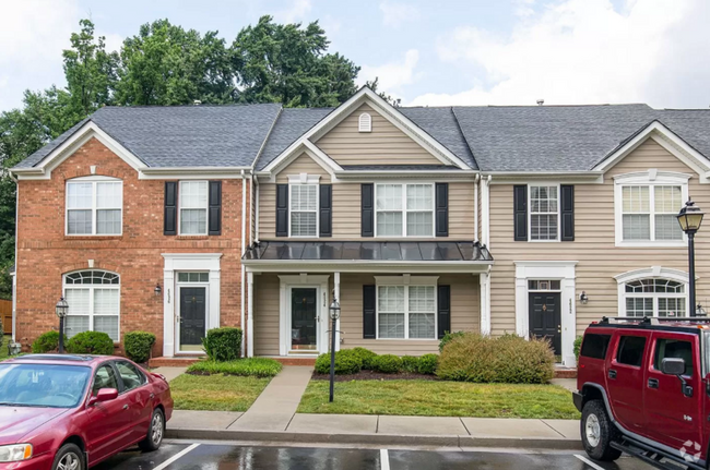 Building Photo - Gorgeous Townhome Near Short Pump!