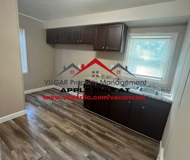 Building Photo - This attractive 2 large bedroom, 1 bathroo... Rental