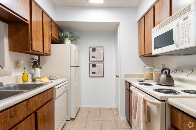 1BR, 1BA - 656SF - Kitchen