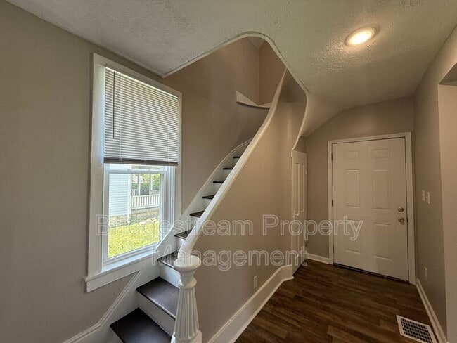Photo - 921 Kent Ln S