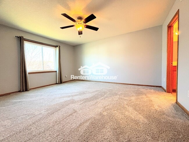 Building Photo - 330 NE Cardinal Ln