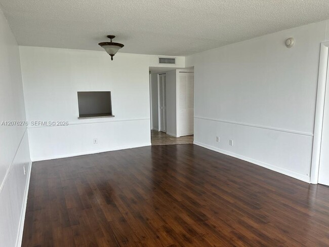 Building Photo - 500 Executive Center Dr Unit 3A