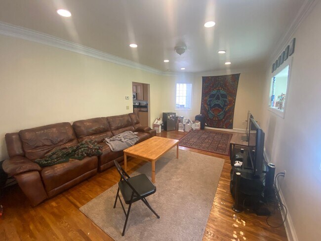 Photo - 5 Bedroom House in the Southside Flats!  Central Air. Washer and Dryer on Main Floor. Private Patio.