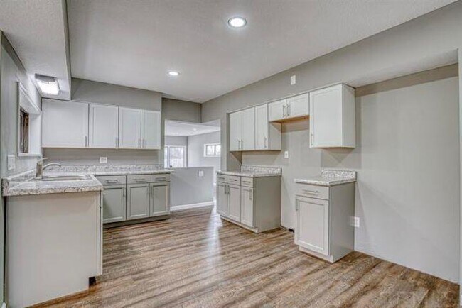 Photo - 1342 W Dupont Rd