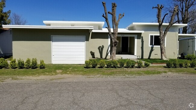 Building Photo - 1328 1/2 2nd St Rental