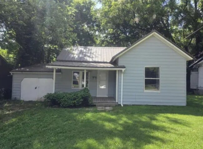 Building Photo - 3 bedroom/1 bath house for rent