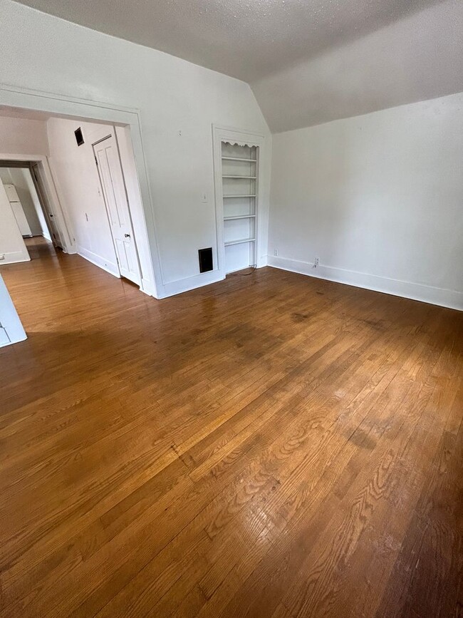 Building Photo - MJ - 01 - West Ave Unit 1236 (upper)