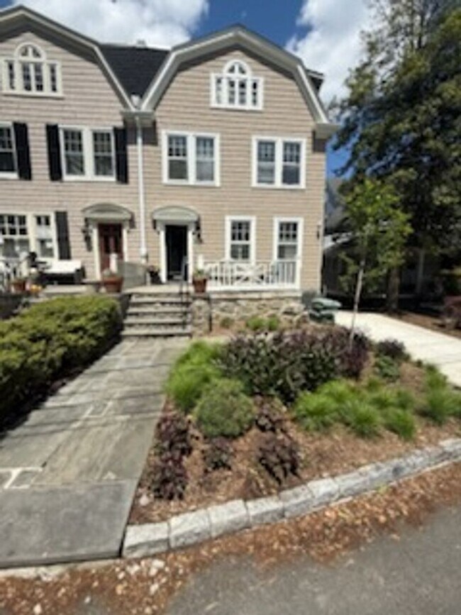 Building Photo - *DREAM LOCATION* 6BR Completely Renovated Duplex