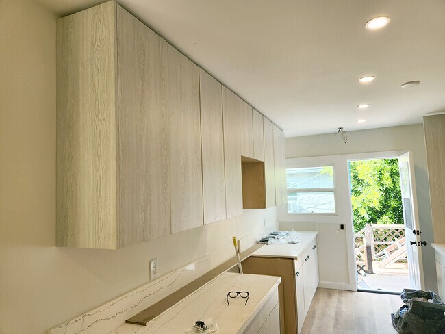 Photo - 950 N Serrano Ave Townhome