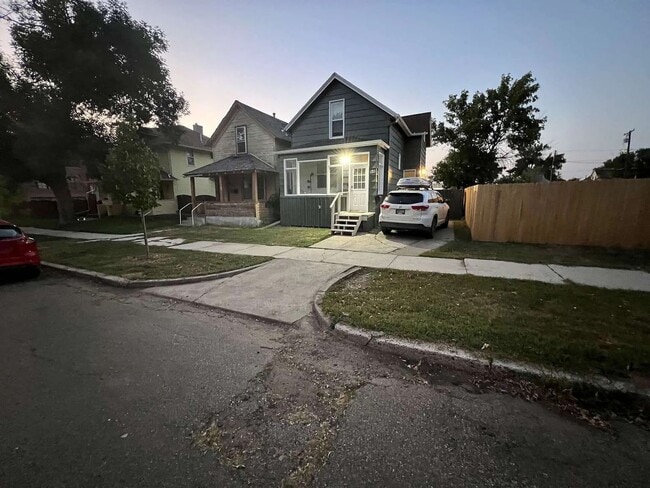 Building Photo - Beautifully Remodeled 3 Bed, 2 Bath Home – Pet Friendly!