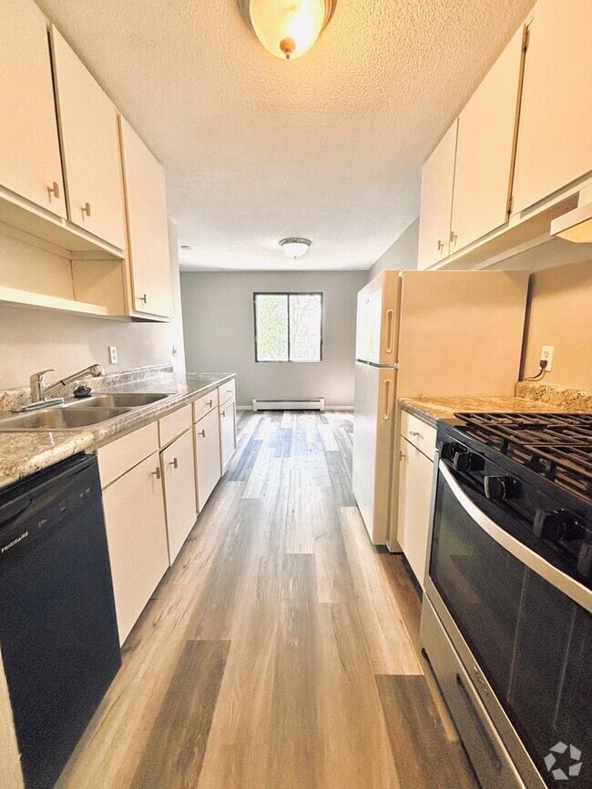 Building Photo - LOCATION LOCATION!  Prime, 1 bed/1 bath Co... Unit 226 Rental