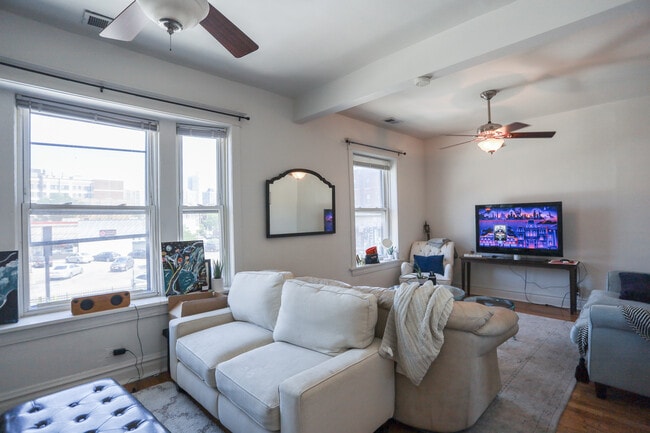Building Photo - 2808 N Halsted-2 Unit 2 Rental