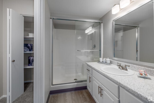 2BR, 2BA - 1,000SF - Primary Bathroom