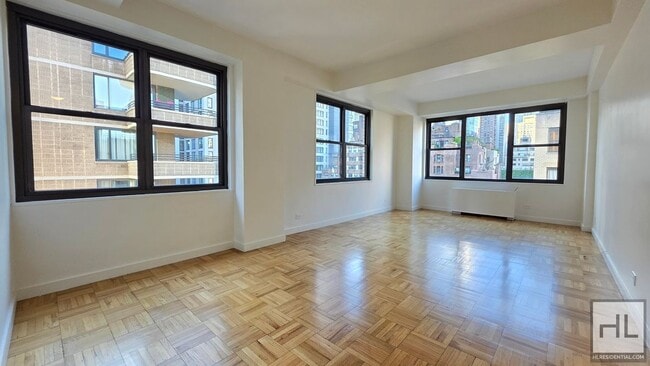 Sunlit 11th-Floor Corner 1-Bed with Skyline Views in Turtle Bay