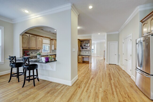 Photo - 848 W 25th St