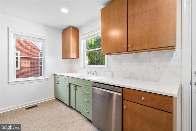 Photo - 117 W 14th St