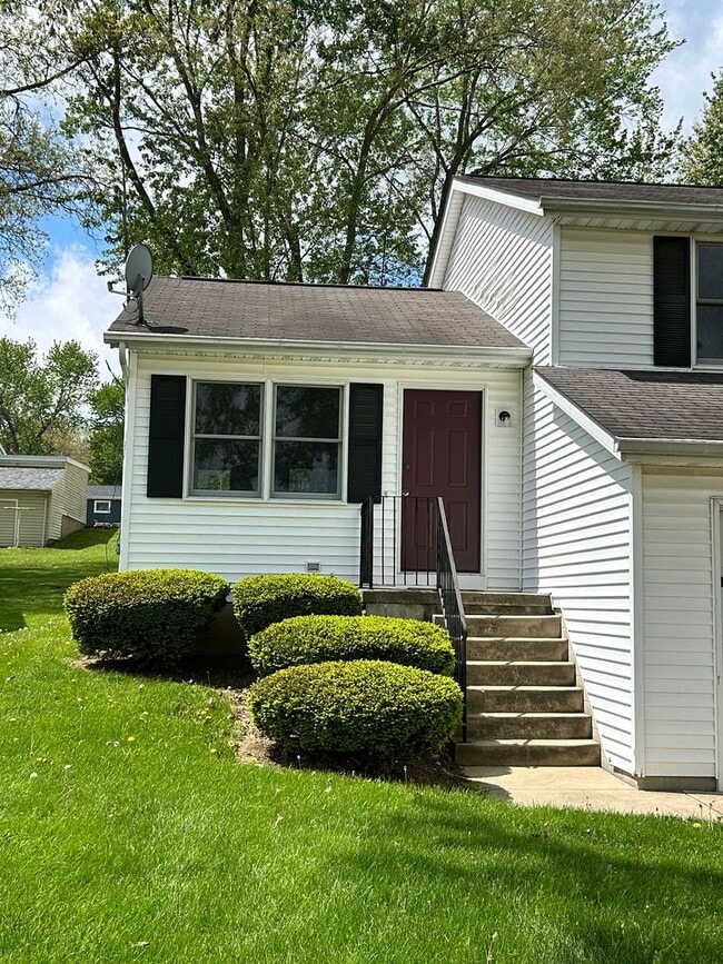 Building Photo - Three bedroom duplex