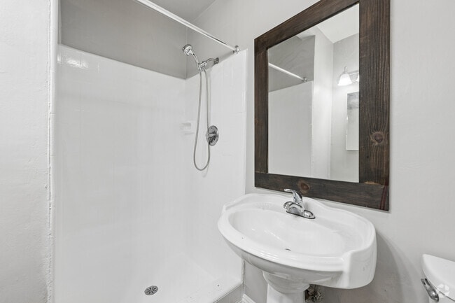 2BR, 2BA - 1015SF - Primary Bathroom