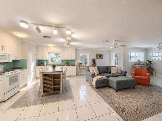 1205 Lisa Ln