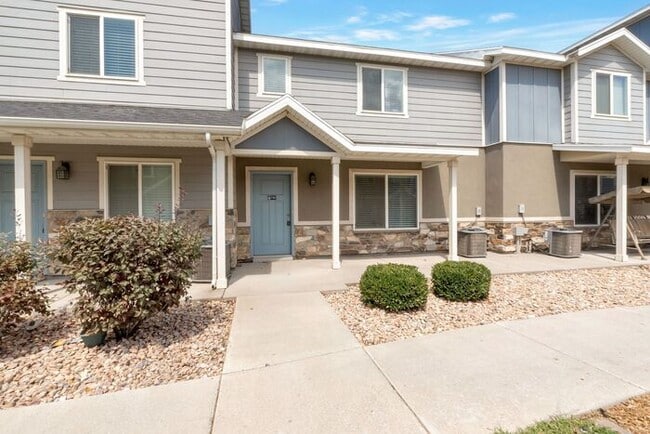 Building Photo - Amazing 2 Story Townhome in Vineyard w/ at...