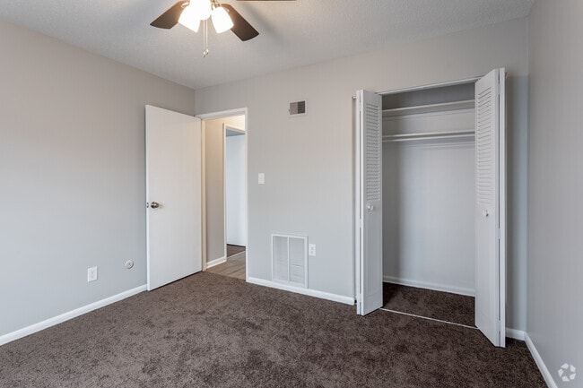 2BR, 1BA - 850 SF