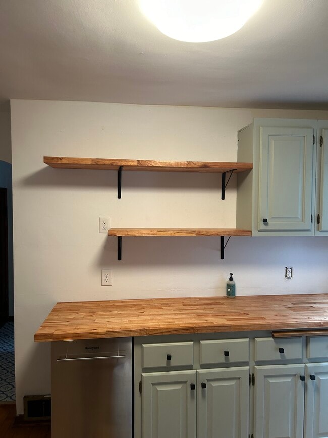 Photo - 1202 Buchanan St NE Unidad Upper level 1b-1B Duplex