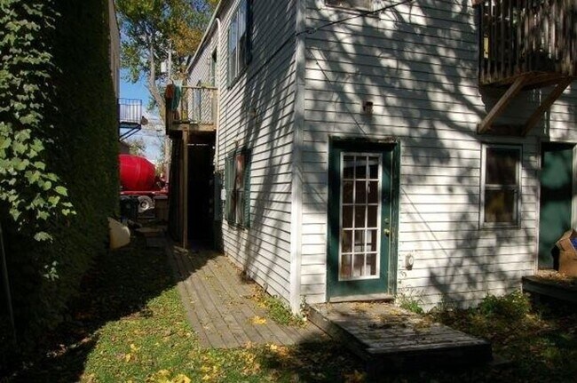 Building Photo - 1505 Williamson St Unit 2