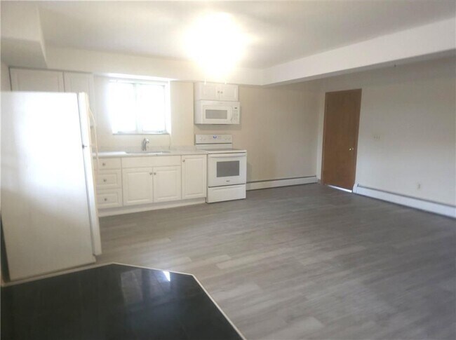 Photo - 122 Jane St Unit B